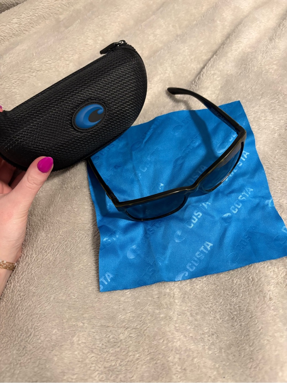 Costa Sunglasses with Case and Cloth - Picture 2 of 4